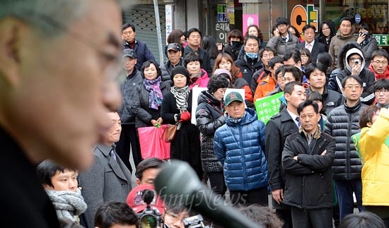 문재인 민주통합당 대선후보가 30일 울산광역시 우정동 태화장터 유세에서 지지를 호소하고 있다.