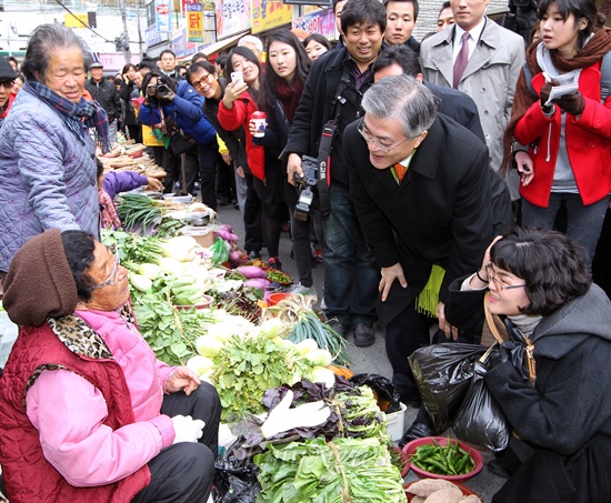 문재인 민주통합당 대선후보가 지난 11월 30일 오전 울산 태화장터에서 유세를 마친뒤 상인들과 인사하고 있다. 