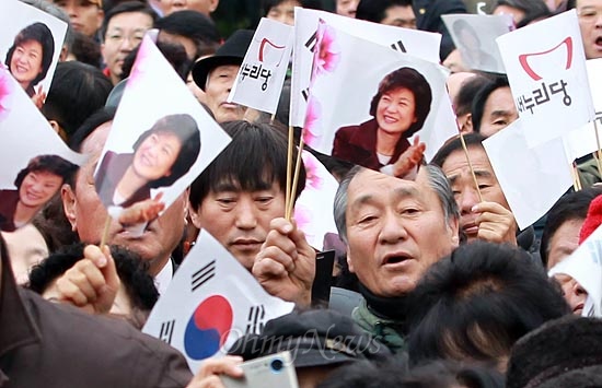 박근혜 새누리당 대선후보가 30일 오후 부산 진구 부전시장을 찾아 유세를 펼치자, 지지자들이 박 후보의 연설을 경청하며 연호하고 있다.