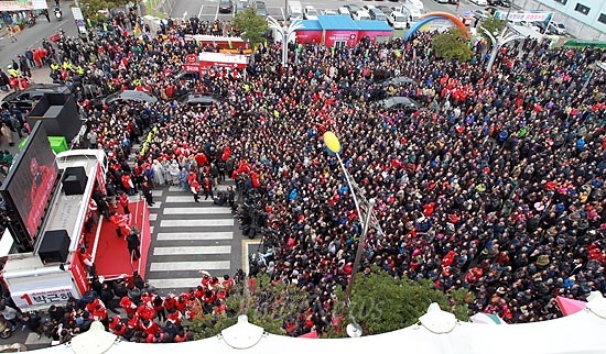 박근혜 새누리당 대선후보가 30일 오후 부산 진구 부전시장을 찾아 유세를 펼치자, 수많은 유권자들이 모여 박 후보의 연설을 경청하고 있다.