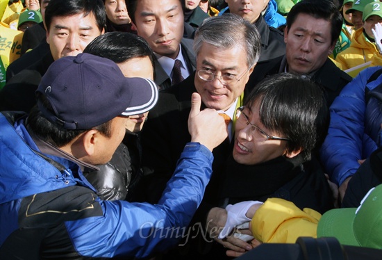  문재인 민주통합당 대선후보가 30일 오후 포항 죽도시장 유세장에 도착하자 한 지지자가 문 후보를 향해 엄지손가락을 치켜세우고 있다.