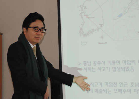 정찬호 대전대학교 지반방재공학과 교수가 분석 자료를 주민들에게 설명하고 있다.

