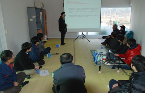 지역주민들이 정찬호 대전대학교 지반방재공학과 교수의 조사결과를 듣고 있다.