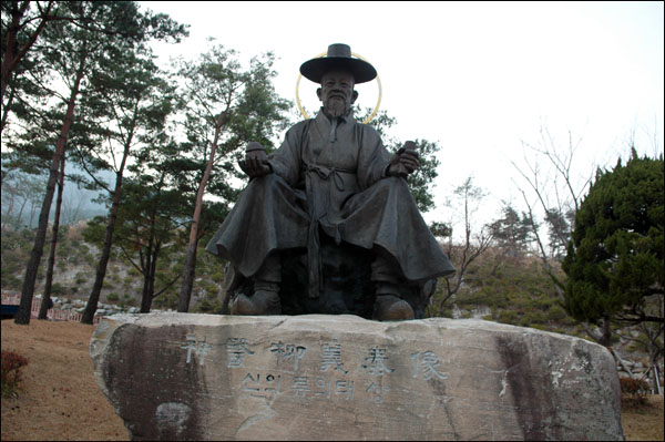 신의 류의태 산청한의학박물관 입구에 선 신의 류의태 상.