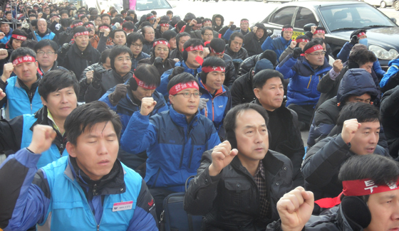 30일 오전 서울시청앞 조합원총회에서 구호를 외치고 있는 서울지하철조합원들