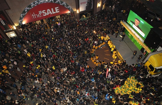 문재인 민주통합당 대선후보가 지난 11월 30일 오후 대구 동성로 대구백화점 앞에서 유세를 펼치자 수많은 인파가 몰려 문 후보의 연설을 지켜보고 있다.