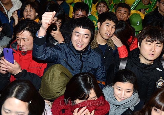 민주통합당 문재인 대선후보가 11월 30일 오후 대구광역시 중구 동성로 대구백화점 앞에서 선거유세를 하고 있는 모습을 지켜보던 시민들이 문 후보를 연호하고 있다. 