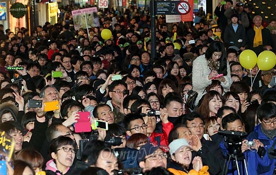 한 대선후보가 11월 30일 대구광역시 동성로 대구백화접 앞에서 유세를 하는 가운데 시민들이 후보의 연설을 듣고 있다.