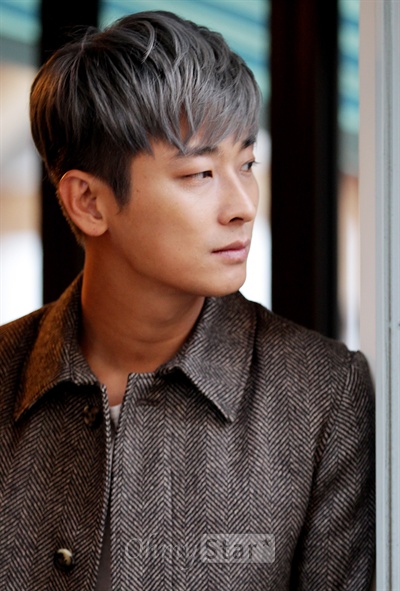  SBS주말드라마 <다섯손가락>의 유지호 역의 배우 주지훈이 28일 오후 서울 계동의 한 카페에서 인터뷰에 앞서 포즈를 취하고 있다.
