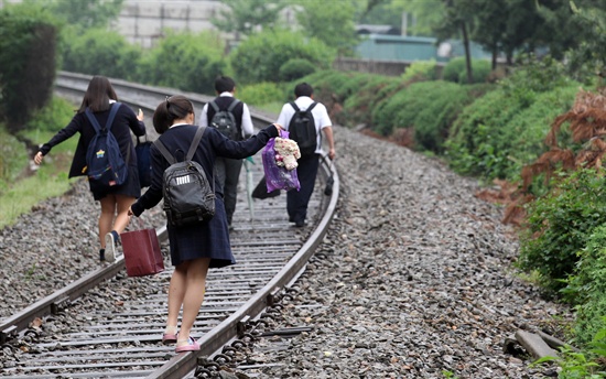  서울 노원구 하계2동 경춘선 폐선 구간에서 하교길에 오른 중학생들이 철로위를 걸으며 귀가하고 있다.(자료사진)