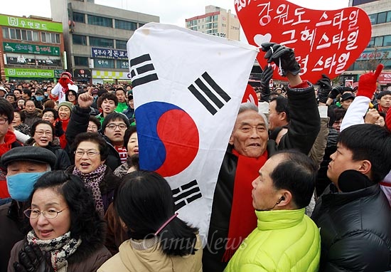  박근혜 새누리당 대선후보가 2일 오전 강원도 강릉 택시부광장에서 유세를 펼치자, 지지자들이 박 후보의 연설을 경청하며 환호하고 있다.