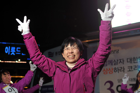 통합진보당 이정희 후보가 1일 저녁 종로 보신각 앞에서 청년공약 발표 2030선본 1차유세에서 청년학생 유세단과 함께 율동을 하고 있다.

