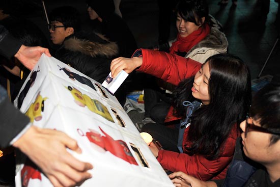 1일 오후 서울 보신각에서 열린 반값등록금 대통령 후보 선출의 날 '대학생 U 투표행쇼'에 모인 대학생들이 모의 대선투표를 하고 있다.