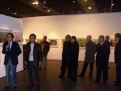  11월 28일 오후 5시 서울 인사이트센터 2층, 김탑수 사진전 '새의 선물' 첫날 많은 지인들이 참여해 전시된 사진을 감상하고 있다. 맨 앞줄 오른쪽이 김탑수 작가. 