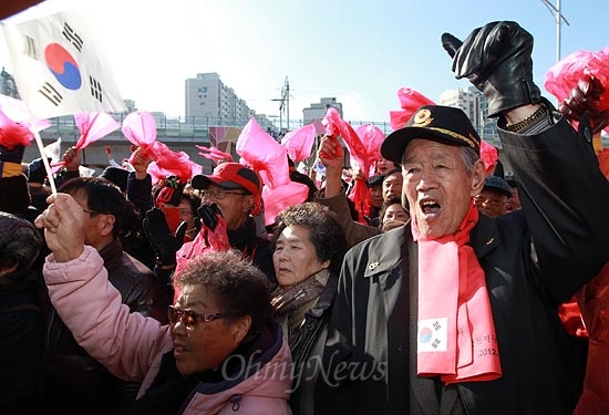  2일 오전 강원도 춘천 춘천풍물시장에서 열린 박근혜 새누리당 대선후보 유세에서 지지자들이 빨간 비닐봉지를 들어보이며 박 후보를 연호하고 있다.