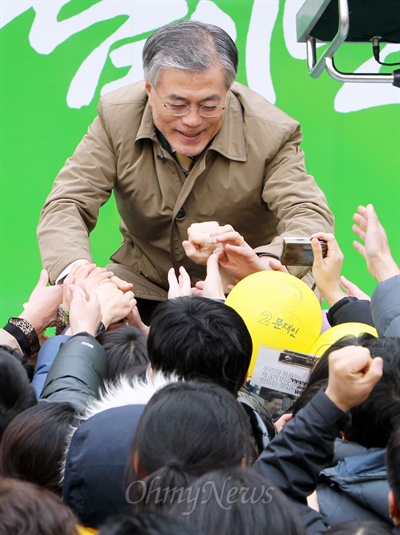  문재인 민주통합당 대선후보가 2일 오후 인천 남구 관교동 신세계백화점 앞에서 유세차량으로 다가와 손을 뻗는 수많은 지지자들과 눈을 맞추며 일일이 악수하고 있다. 