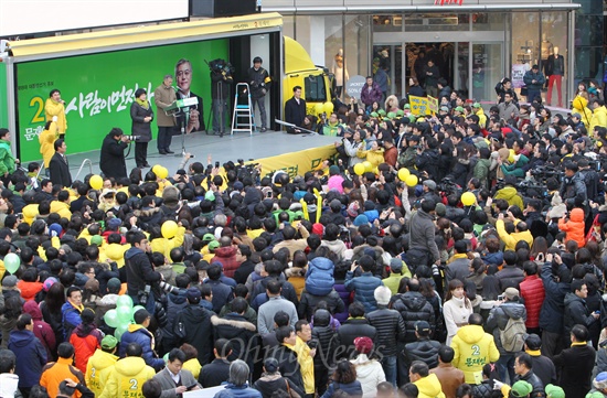 2일 오후 인천 남구 관교동 신세계백화점 앞에서 열린 문재인 민주통합당 대선후보 유세를 거리를 지나던 시민들이 발걸음을 멈춘채 지켜보고 있다.