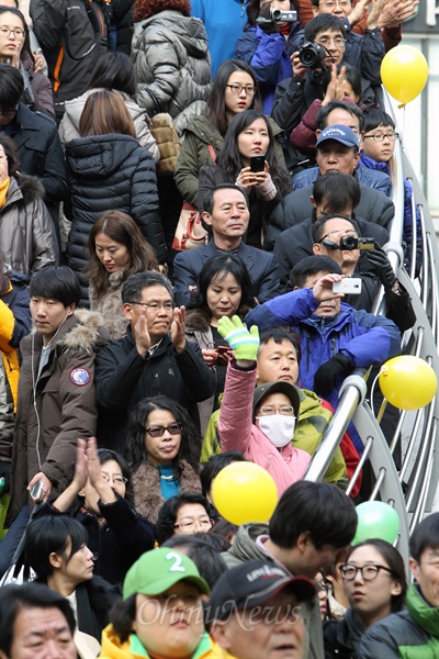 2일 오후 인천 남구 관교동 신세계백화점 앞에서 열린 문재인 민주통합당 대선후보 유세를 거리를 지나던 시민들이 발걸음을 멈춘채 지켜보고 있다.