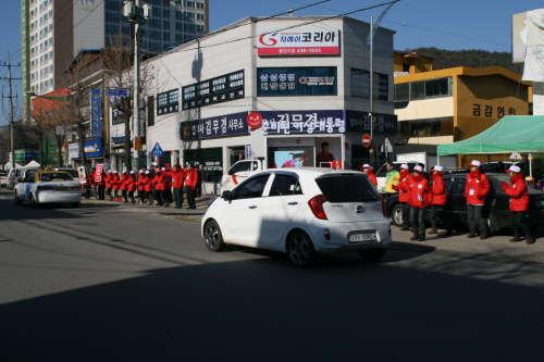 홍천 민속 장터 앞에서는 유세 장소로 마땅한 곳은 이곳 뿐이고, 빨간색 운동복을 입고 율동을 하는 사람들이 새누리당 운동원들이다