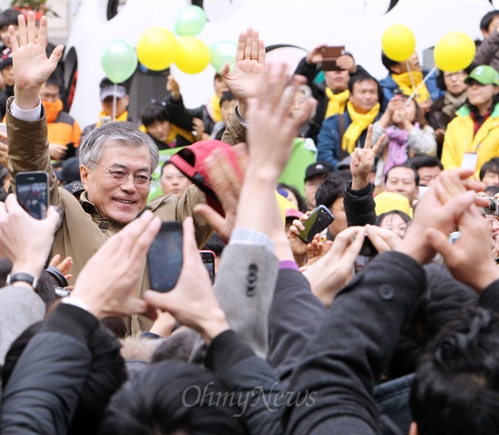 문재인 민주통합당 대선후보가 2일 오후 인천 남구 관교동 신세계백화점 앞 유세에서 지지자들의 환호에 손을 들어 화답하고 있다. 
