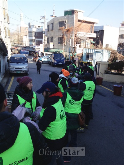  아데나 문화재단에서 주최 후원한 제3회 사랑의 연탄나르기 행사. 서울 송파구 마천 1동 부근에서 열린 이번 행사에 배우 손태영도 함께 했다. 연탄 나르기는 이렇게 일렬로 서서 배달하는 식으로 진행됐다.