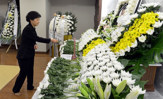 박근혜 새누리당 대선후보가 2일 오후 서울 여의도성모병원 장례식장에 마련된 고 이춘상 보좌관의 빈소를 찾아 조문을 하고 있다.