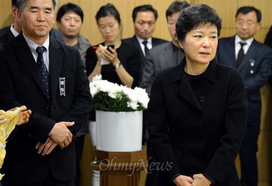 박근혜 새누리당 대선후보가 2일 오후 서울 여의도성모병원 장례식장에 마련된 고 이춘상 보좌관의 빈소를 찾아 조문 하고 있다.