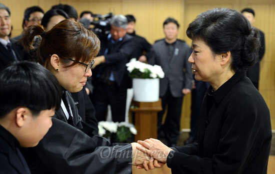 박근혜 새누리당 대선후보가 2일 오후 서울 여의도성모병원 장례식장에 마련된 고 이춘상 보좌관의 빈소를 찾아 조문 후 유가족들을 위로 하고 있다.