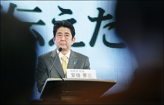 지난 11월 29일 일본 정당 지도자 토론회에 참석한 자민당 총재 아베 신조.  