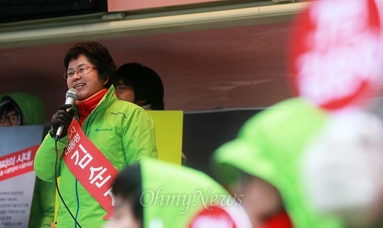 청소노동자 김순자 무소속 대선후보가 3일 오후 서울 영등포구 타임스퀘어 정문 삼거리에서 유세를 하고 있다.