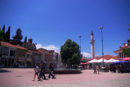 마케도니아 오리드의 시내 풍경. 마케도니아 정교회 성당과 이슬람교 모스크가 마주 서있다. 표면적으로나마 종교간의 불화가 그친 평화로운 풍경.