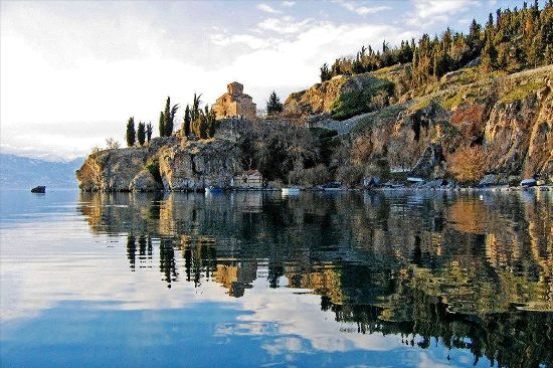 마케도니아 오리드의 호수. 최고 수심이 200m를 넘는다. 오염이 되지 않은 투명한 물빛 탓에 수십 m 아래서 헤엄치는 물고기가 보인다.