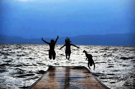 마케도니아 오리드의 호수로 뛰어드는 세계각국의 청춘들. 
