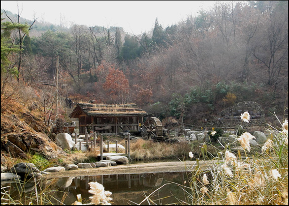 안산 오름길에 만나는 너와집과 물레방아 겨울철이라 물레방아든 돌지 않고 있지만 그 운치가 얼마나 아름답던지 도심에서 이렇게 아름다운 풍경을 볼 수 있다는 사실이 놀랍니다. 