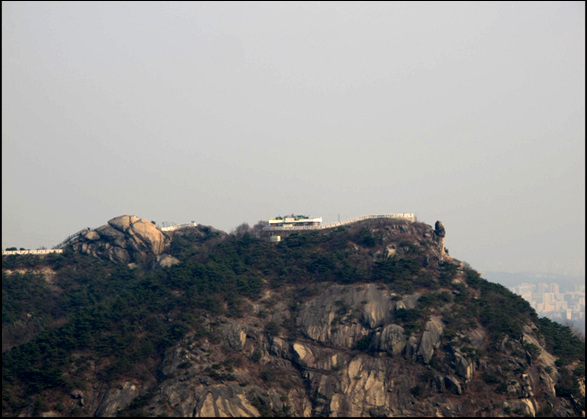 안상 정상인 봉수대에서 건너다 본 인왕산 