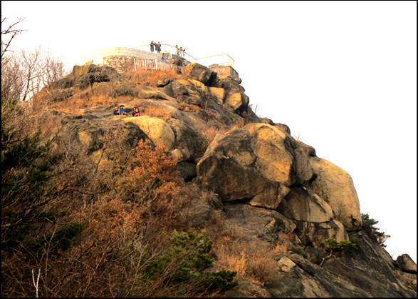 안산 하산길에 올려다 본 안산 전경