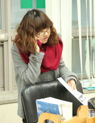 <외대학보> 강유나 편집장은 기자가 학보사에 머무른 시간 동안 10통이 넘는 언론사 취재 전화를 받았다.