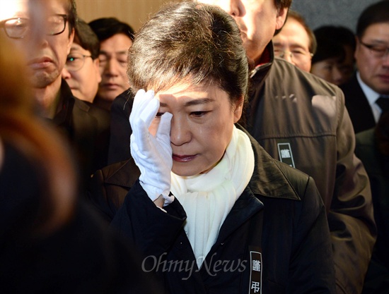 박근혜 새누리당 대선후보가 4일 여의도 성모병원에서 교통사고로 사망한 고 이춘상 보좌관의 발인에 참석해 운구를 지켜보며 눈물을 흘리고 있다.