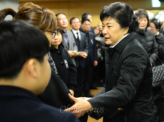 박근혜 새누리당 대선후보가 4일 여의도 성모병원에서 교통사고로 사망한 고 이춘상 보좌관의 발인에 참석해 유족들을 위로하고 있다.