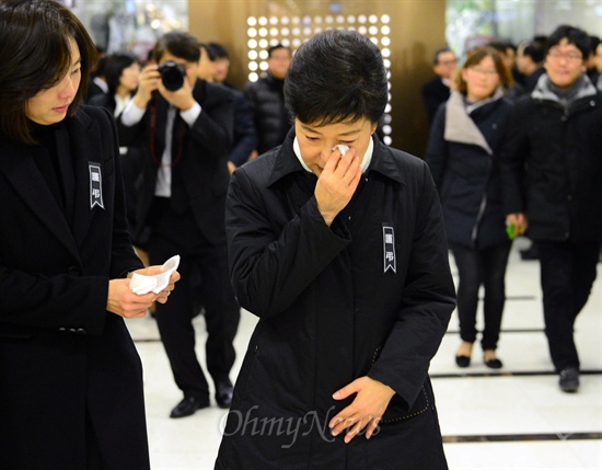 박근혜 새누리당 대선후보가 4일 여의도 성모병원에서 교통사고로 사망한 고 이춘상 보좌관의 발인에 참석해 눈물을 흘리고 있다.