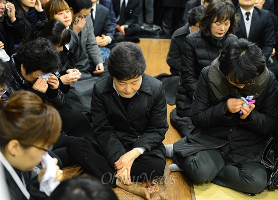 박근혜 새누리당 대선후보가 4일 여의도 성모병원에서 교통사고로 사망한 고 이춘상 보좌관의 발인에 참석 하고 있다.