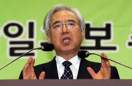 문용린 서울시교육감. 2000년 교육부장관 재임 당시 그는 교사 수백 명을 특별채용했다. 