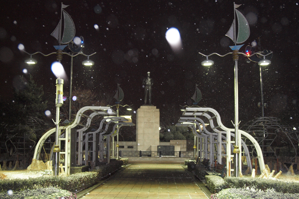 눈이내린 자유공원 맥아더 동상의 주변풍경이다.