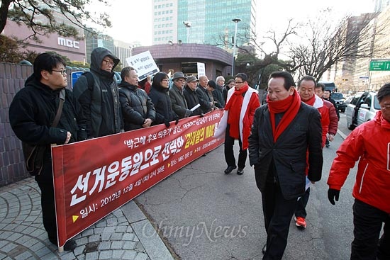 대선후보들의 첫번째 TV토론을 위해 현장에 도착한 박근혜 새누리당 대선후보측 김학송 유세지원본부장과 주성영 유세단장이 회견장앞을 지나고 있다.