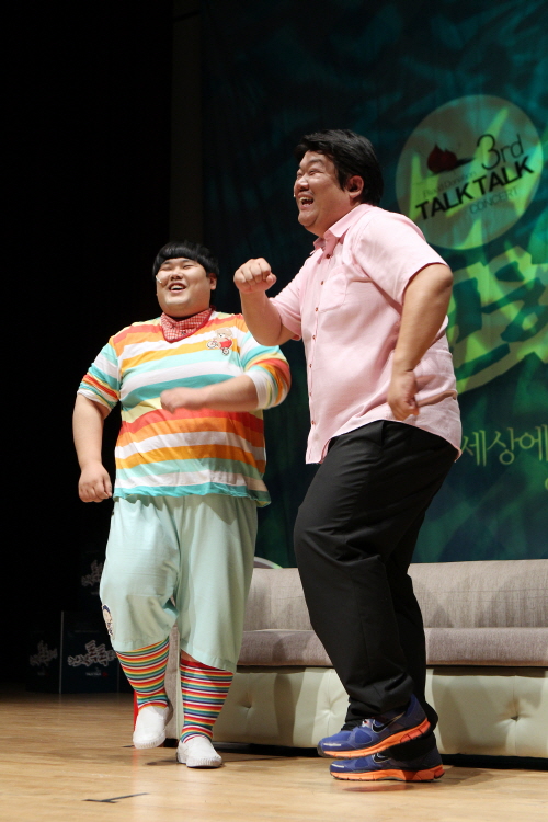 <개그콘서트> 인기 코너 '아빠와 아들'의 개그맨 유민상과 김수영은 지난 3일 서울여성플라자 아트홀에서 '헌혈'을 주제로 공연을 진행했다.