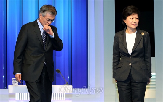 지난 2012년 18대 대선 당시 새누리당 박근혜, 민주통합당 문재인 대선후보가 12월 4일 서울 여의도 MBC 스튜디오에서 선관위 주관 첫번째 TV토론을 준비하고 있다.