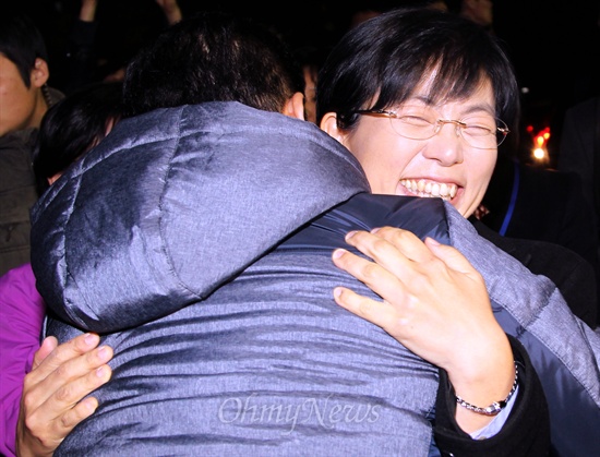 통합진보당 이정희 대선후보가 4일 오후 서울 여의도 MBC 스튜디오에서 중앙선관위 주최로 열린 여야 대선후보 첫 TV토론을 마친뒤 환호하는 당원들과 포옹하고 있다.