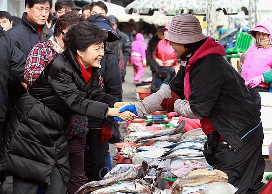  박근혜 새누리당 대선후보가 5일 오전 전남 여수 서교동 서시장을 찾아 상인들을 격려하며 인사를 나누고 있다.
