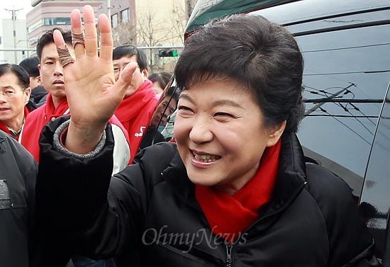 박근혜 새누리당 대선후보가 5일 오전 전남 여수 서교동 서시장 유세를 마친뒤 차량에 올라타며 지지자들에게 손을 흔들고 있다.
