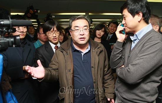  5일 오후 서울 공평동 안철수 캠프사무실에서 한형민 공보실장이 금일 브리핑이 취소되었음을 기자들에게 알리고 있다.